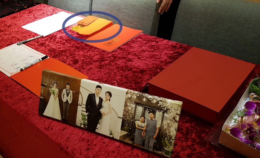 結婚式場の受付（台湾）<br />祝儀袋が準備されている